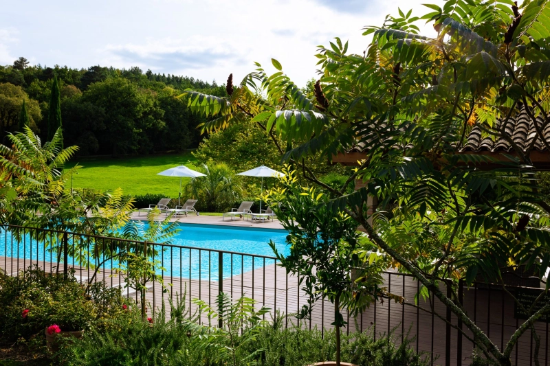 La piscine et son pool-house, un espace élégant et confortable